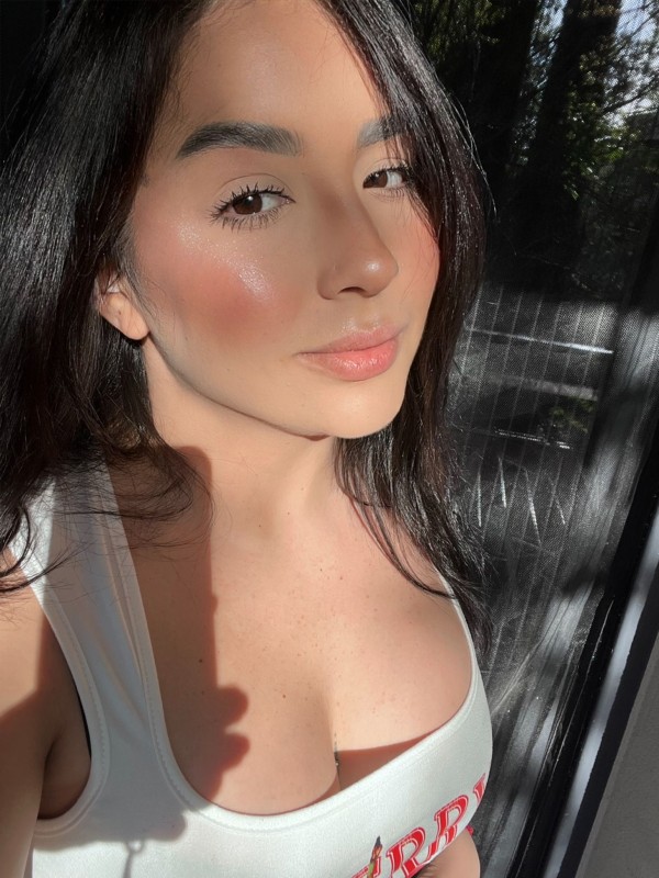 NATALI MORENA DE PIEL BLANCA JUGUETONA