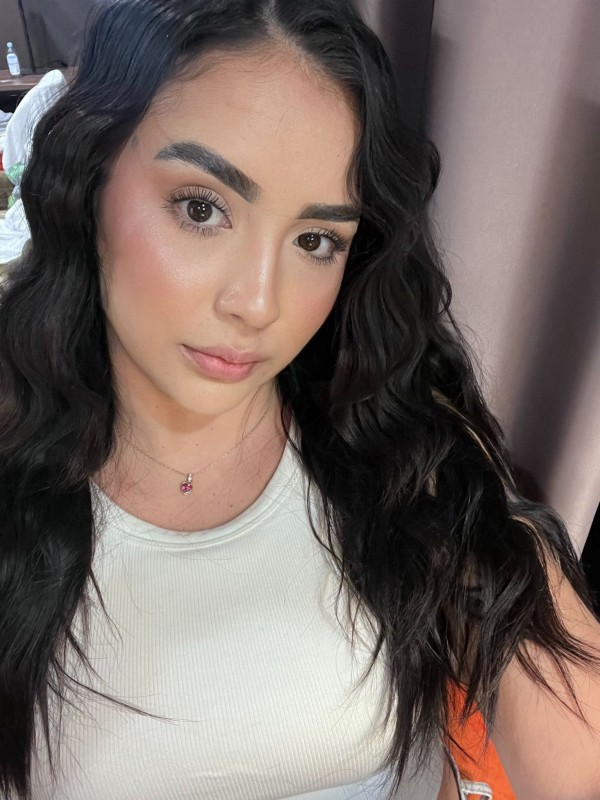 NATALI MORENA DE PIEL BLANCA JUGUETONA