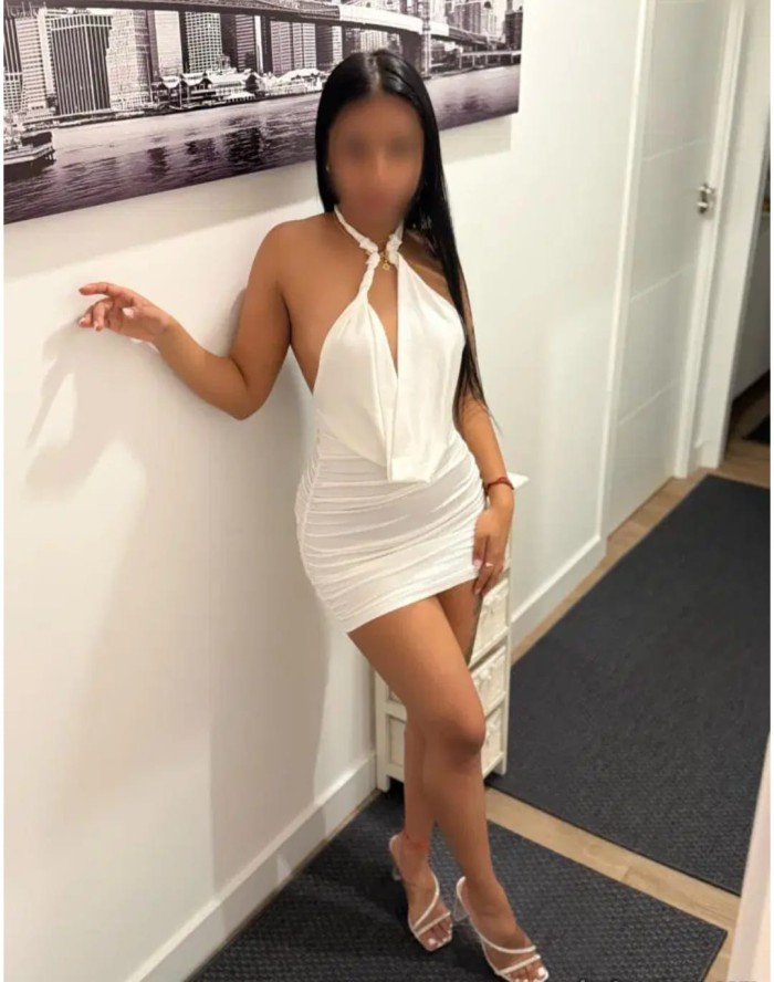 MUJER COMPLACIENTE EN PLAYA DEL INGLES