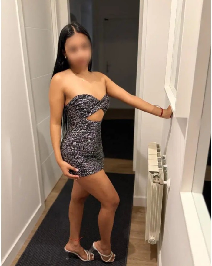 MUJER COMPLACIENTE EN PLAYA DEL INGLES
