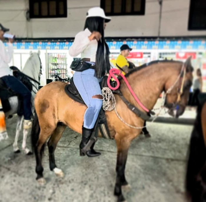 COLOMBIANA , JOVEN RECIEN LLEGADA NALGONA 24H