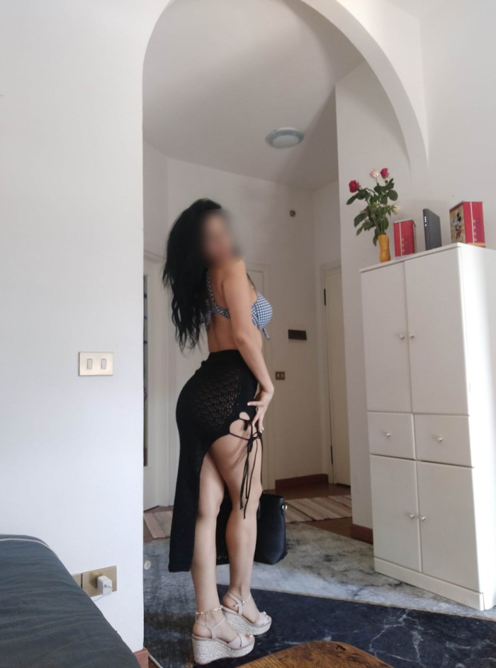 NATHALIA VENEZOLANA, CURVAS PRECIOSAS FRANCES MUY RICO EN TORREMOLINOS