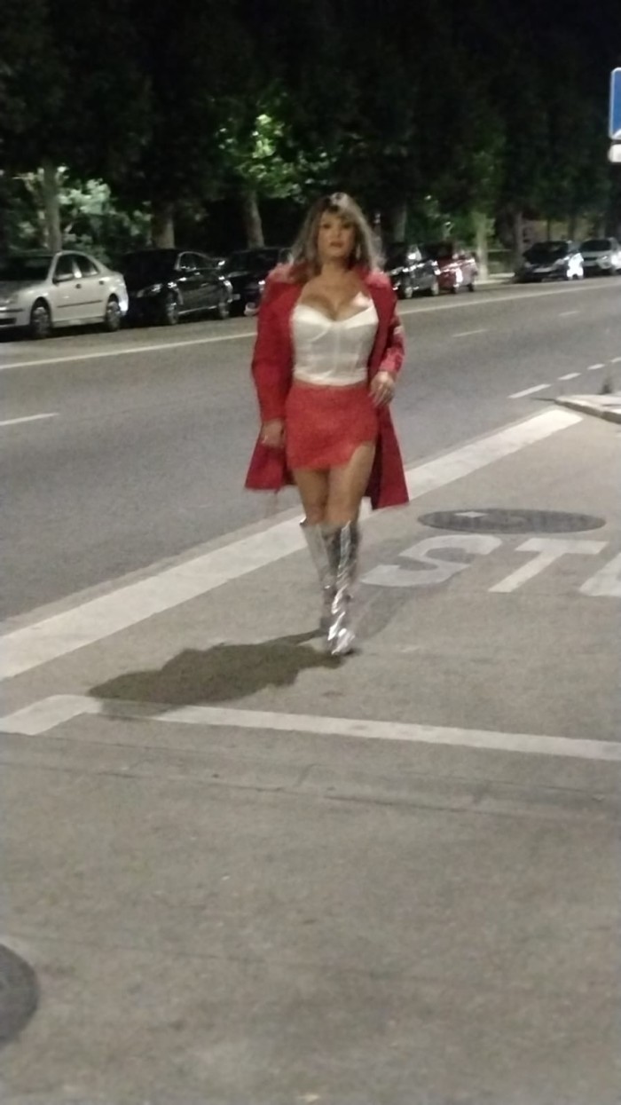 Chica tras NOVEDAD EN TU CIUDAD
