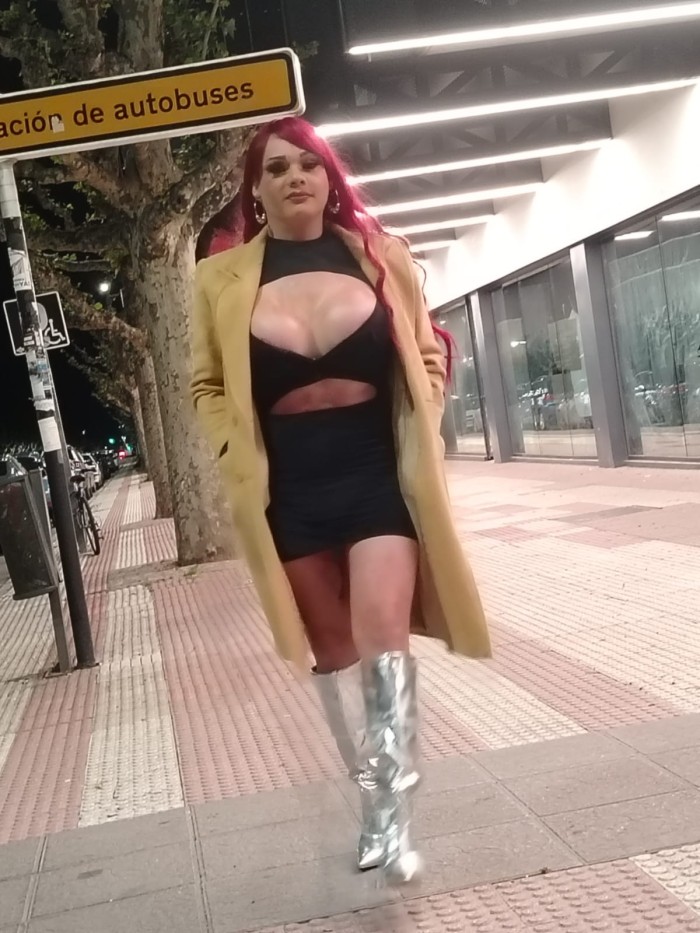 Chica tras NOVEDAD EN TU CIUDAD