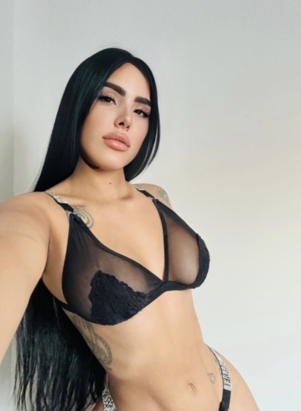 BRITANY bella morena delgada y tatuada