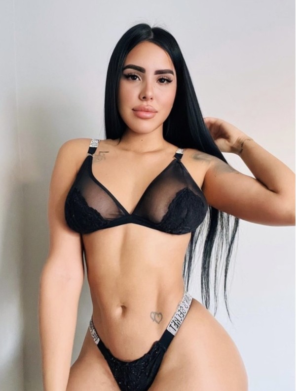 BRITANY bella morena delgada y tatuada