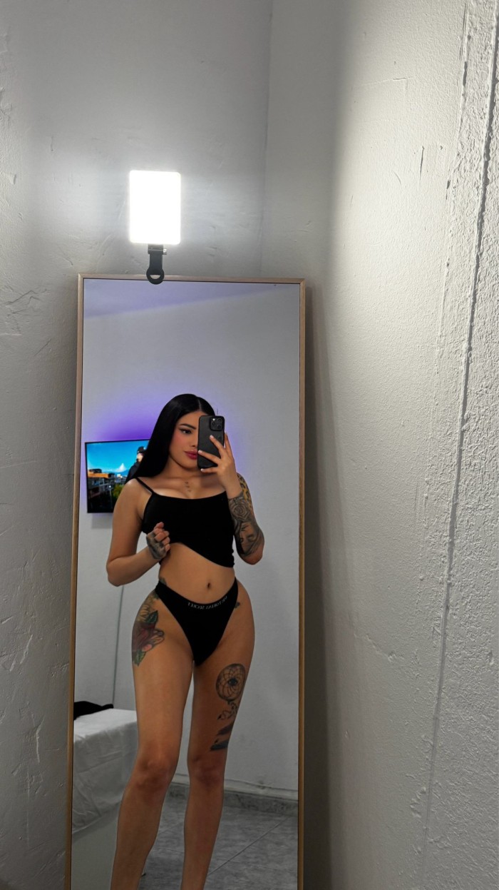 Brigitee delgada tatuadas