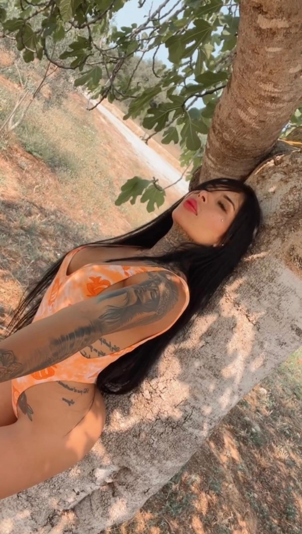 VALENTINA LATINA COMPLACIENTE FIESTERA Y CACHONDA