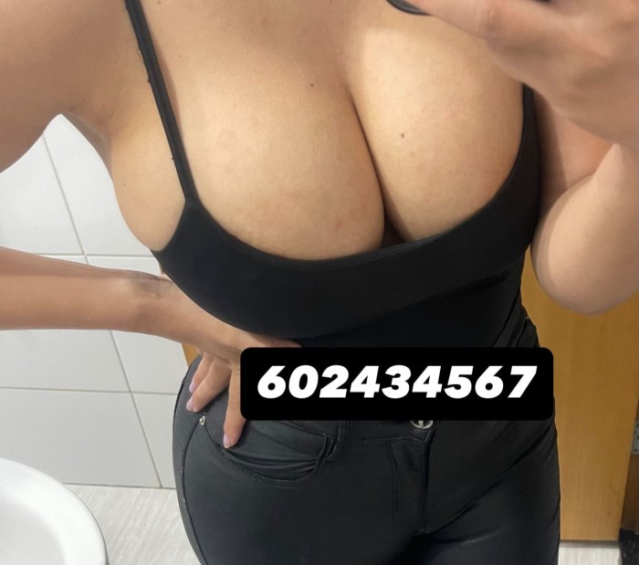 Morenita peludita, natural Y tetonas