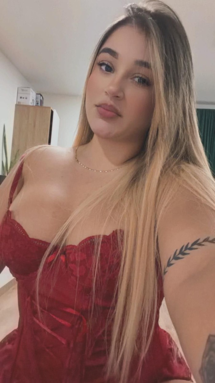 RUBIA EN OPORTO SOLO MIRA Y ANTOJATE MUY ARDIENTE