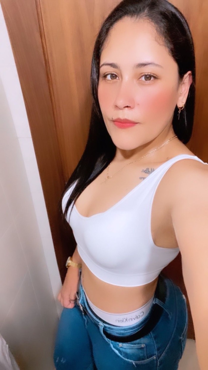 CURVY TRAGONA CON EL COÑITO APRETADITO