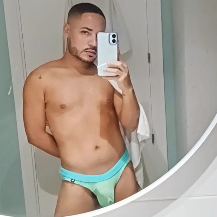 Joven vergon latino