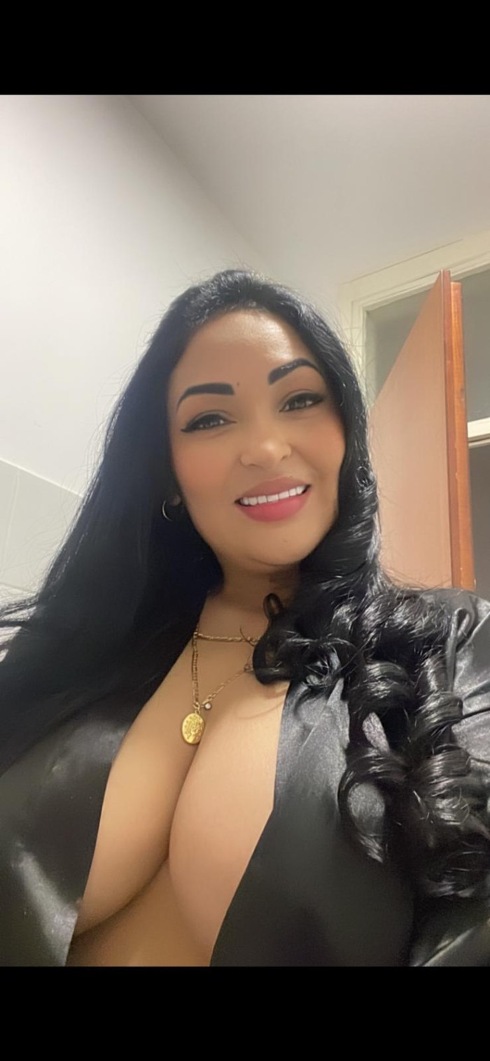 REINA MORENA PELO RIZADO CNO GANAS DE FIESTA !
