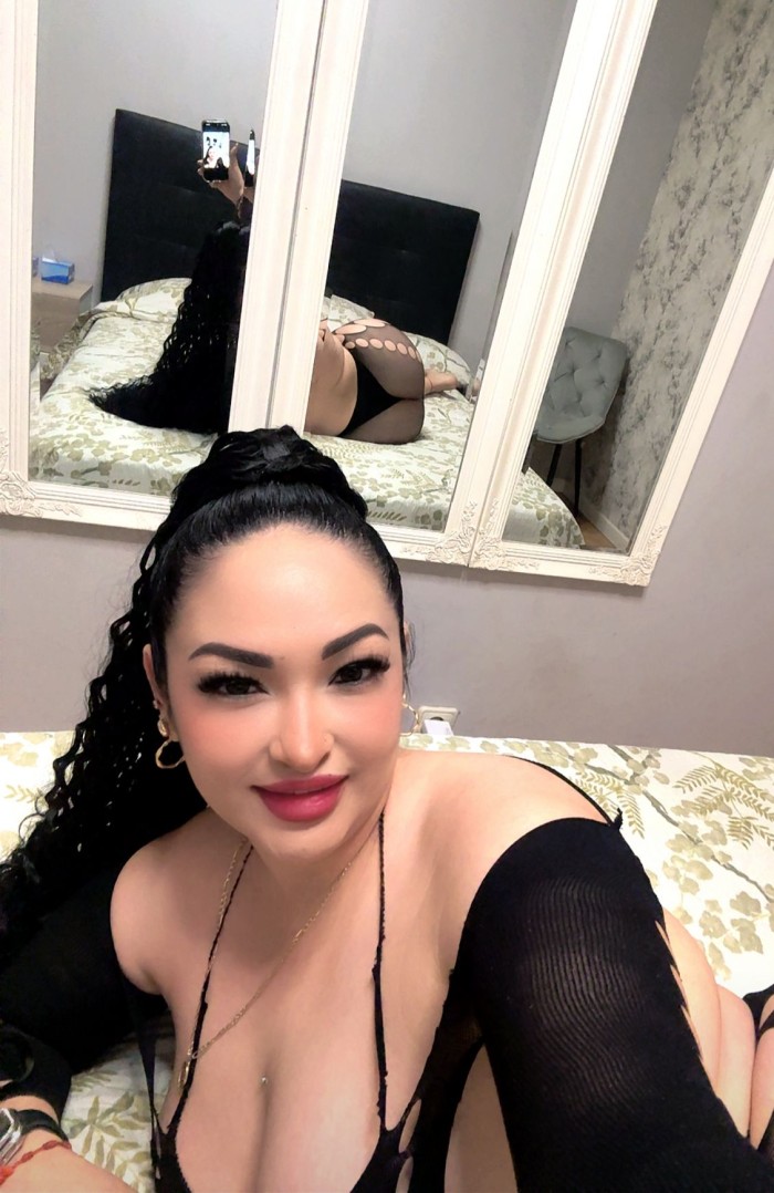 REINA MORENA PELO RIZADO CNO GANAS DE FIESTA !