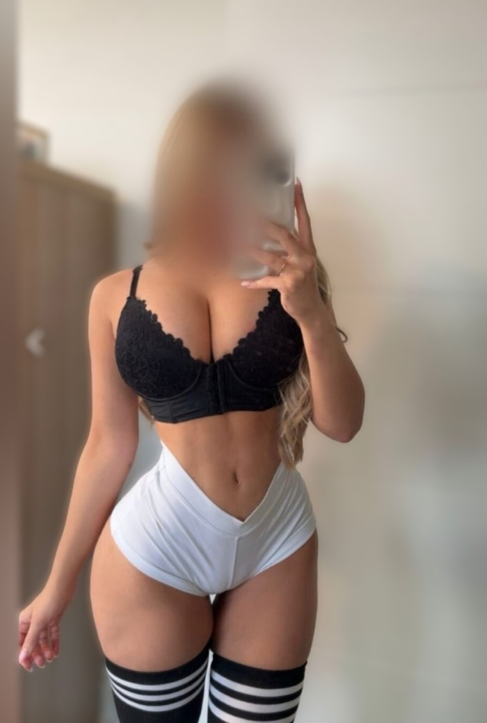 CAMILA NOVEDAD  JUGUETONA  EN NERVION SEVILLA