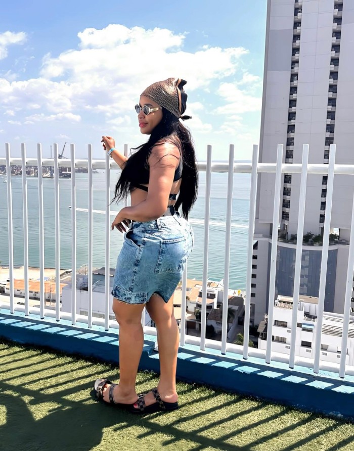 DULCE COLOMBIANA , FIESTERA Y ARDIENTE !!