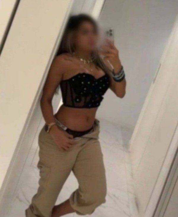 Estupenda hermosa Linda Latina toda una fantasia lujuria y putona llámame