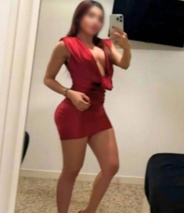 Estupenda hermosa Linda Latina toda una fantasia lujuria y putona llámame