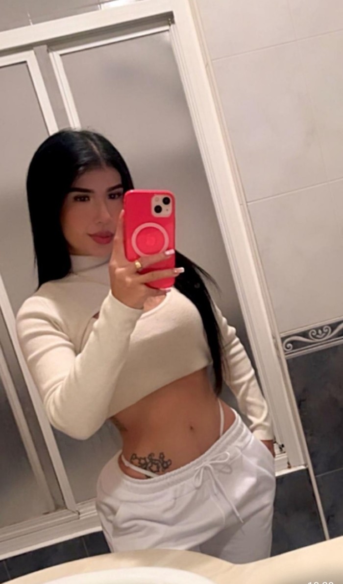 Novedad en Pamplona, colombiana guapísima delgada