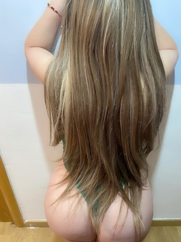 RUBIAZA LATINA Y DESPAMPANANTE CUERPAZO EN VALLADO