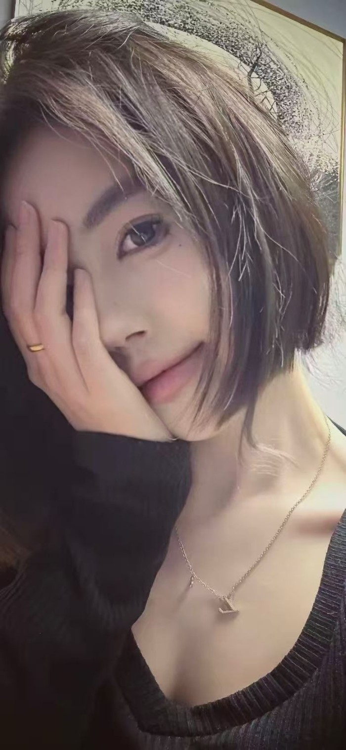 EMI JOVEN ASIÁTICA, ORIENTAL SUMISA Y LASCIVA