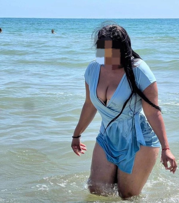 LATINA SEXY Y CON VARIEDAD DE JUGUETES AMORES
