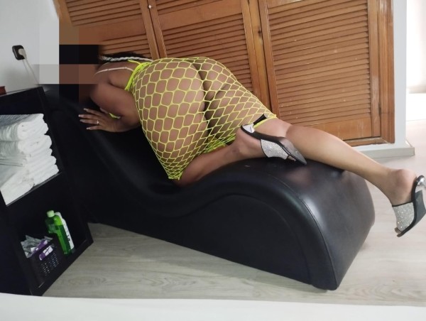 LATINA SEXY Y CON VARIEDAD DE JUGUETES AMORES