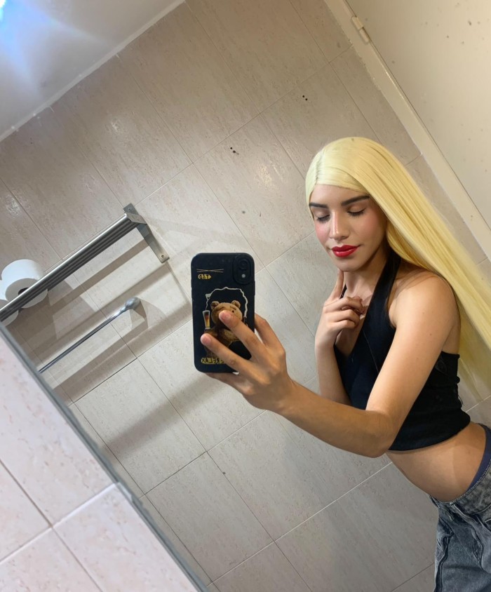 KENDALL TRANS FEMENINA, ATRACTIVA Y CARIÑOSA