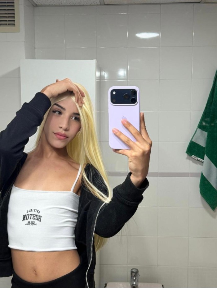 KENDALL TRANS FEMENINA, ATRACTIVA Y CARIÑOSA