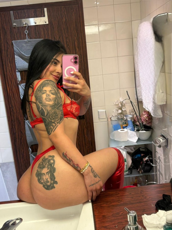 UNA LATINA APASIONADA Y ENVOLVENTE