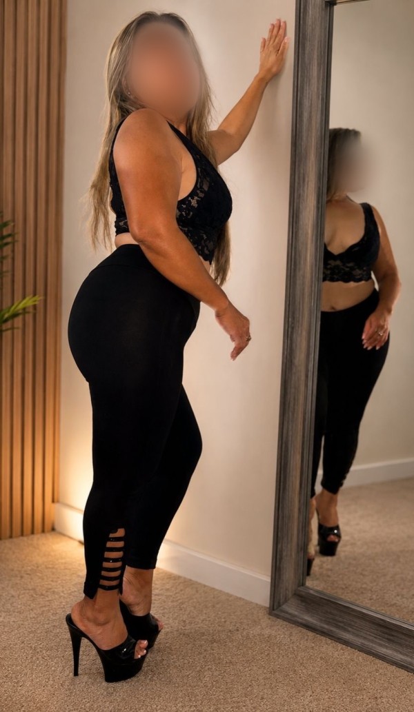 NUEVA TENTACIÓN// COLOMBIANA CARIÑOSA, CUERPO CALIENTE/ BURGOS