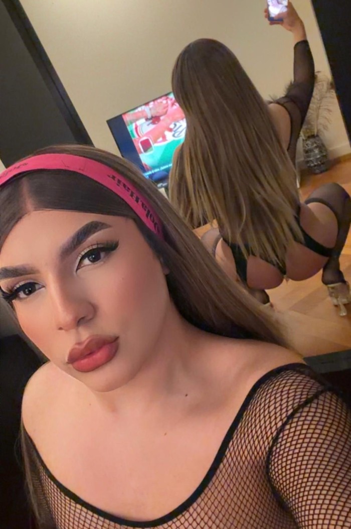 Chica transexual bella y joven educada