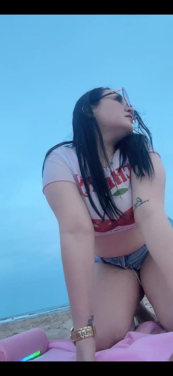 HERMOSA LATINA CON CURVAS RICAS 24H