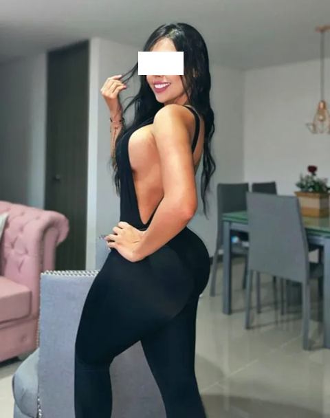 LATINA FIESTERA DE LENGUA MUY JUGUETONA