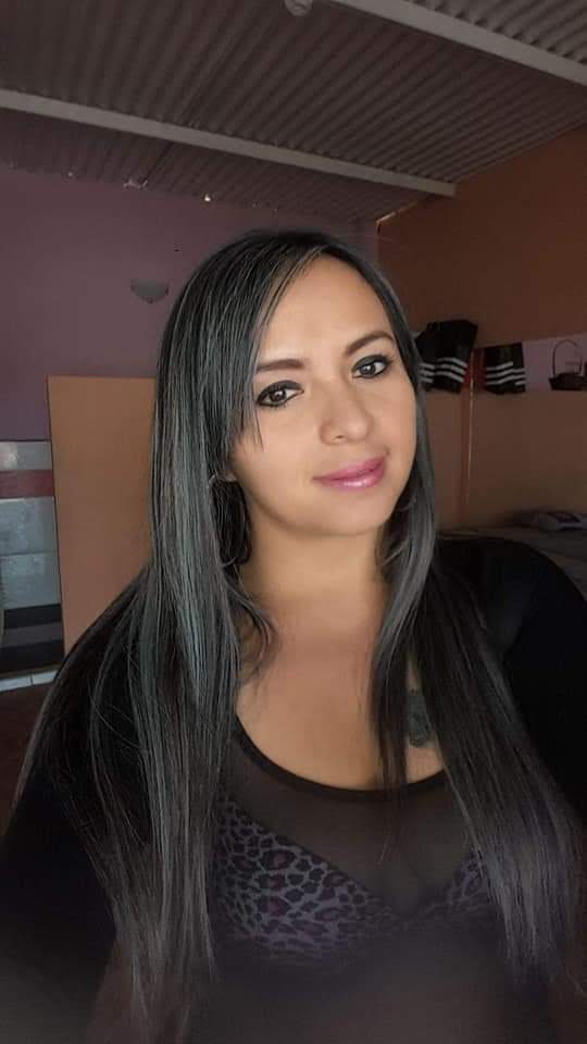 Colegiala encantadora con ganas de fiesta