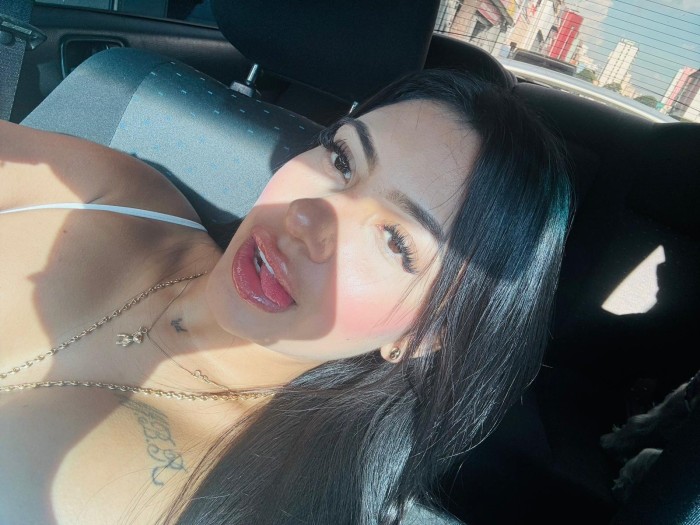ESTRELLA: Curvas Latinas que Enamoran