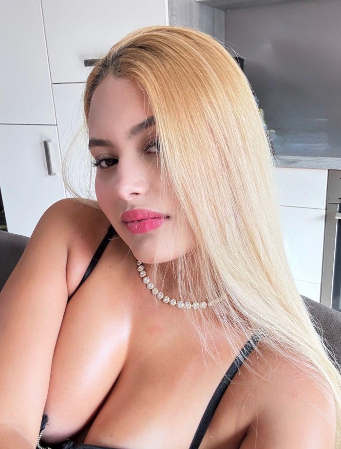 ARDIENTE Y SENSUAL! JOVENCITA EN SAN JUAN PLAYA