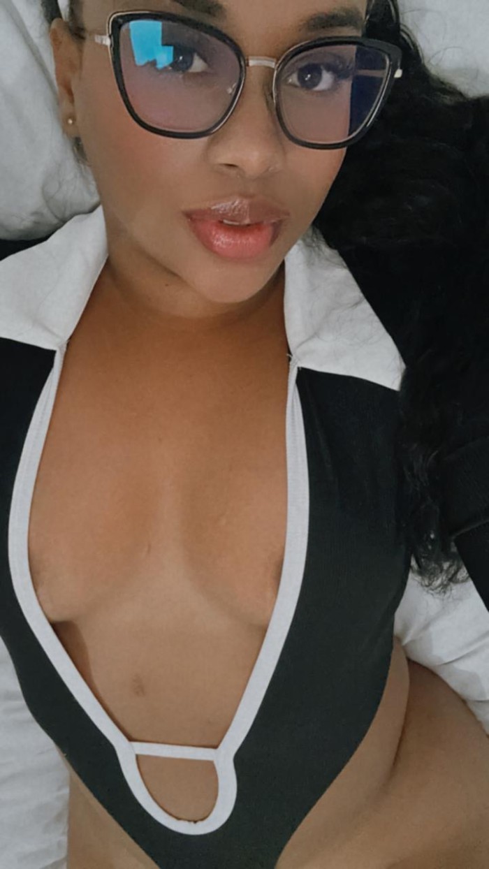 Colombiana morenita tatuada muy cachonda