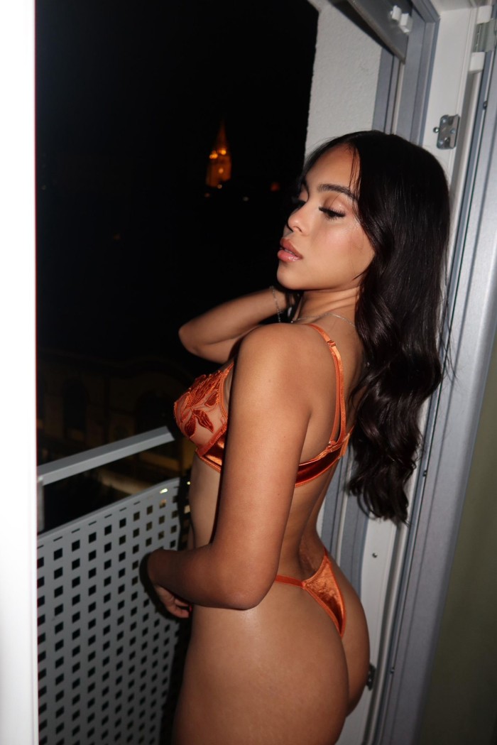 MORENA DIVINA FIESTERA MORBOSA Y COMPLETA