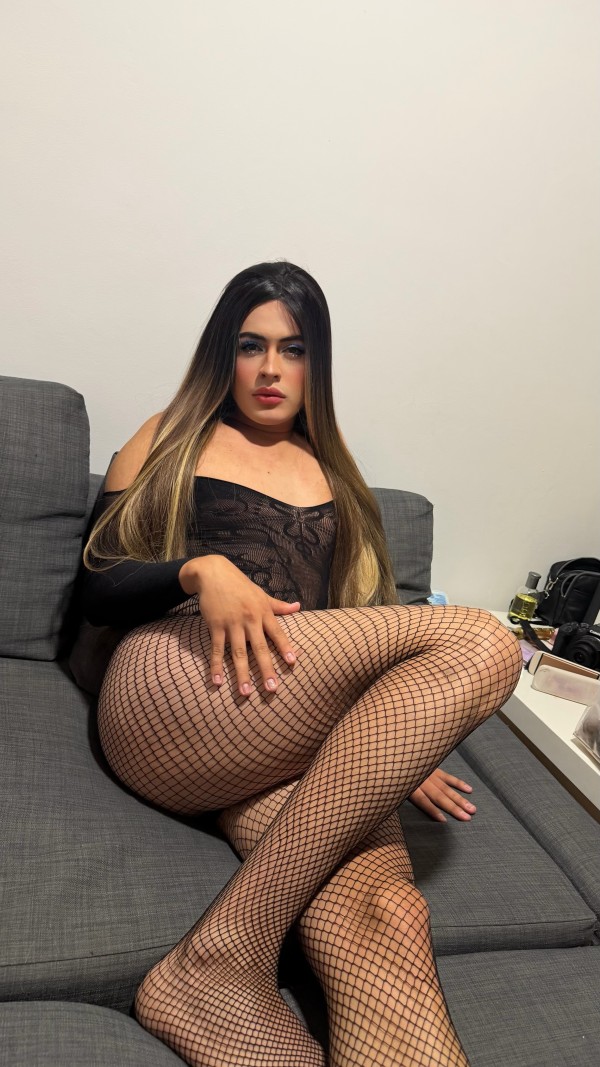 Chica trans disponible para complacer tus fantasías