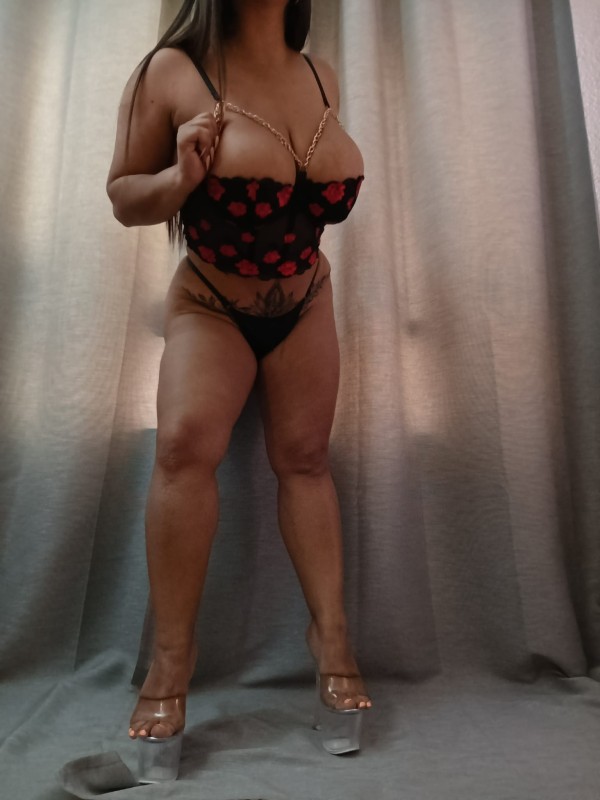 Hermosa latina fotos reales independiente