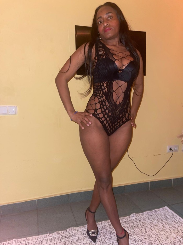 Negra tetona con ganas de leche francesa hasta el