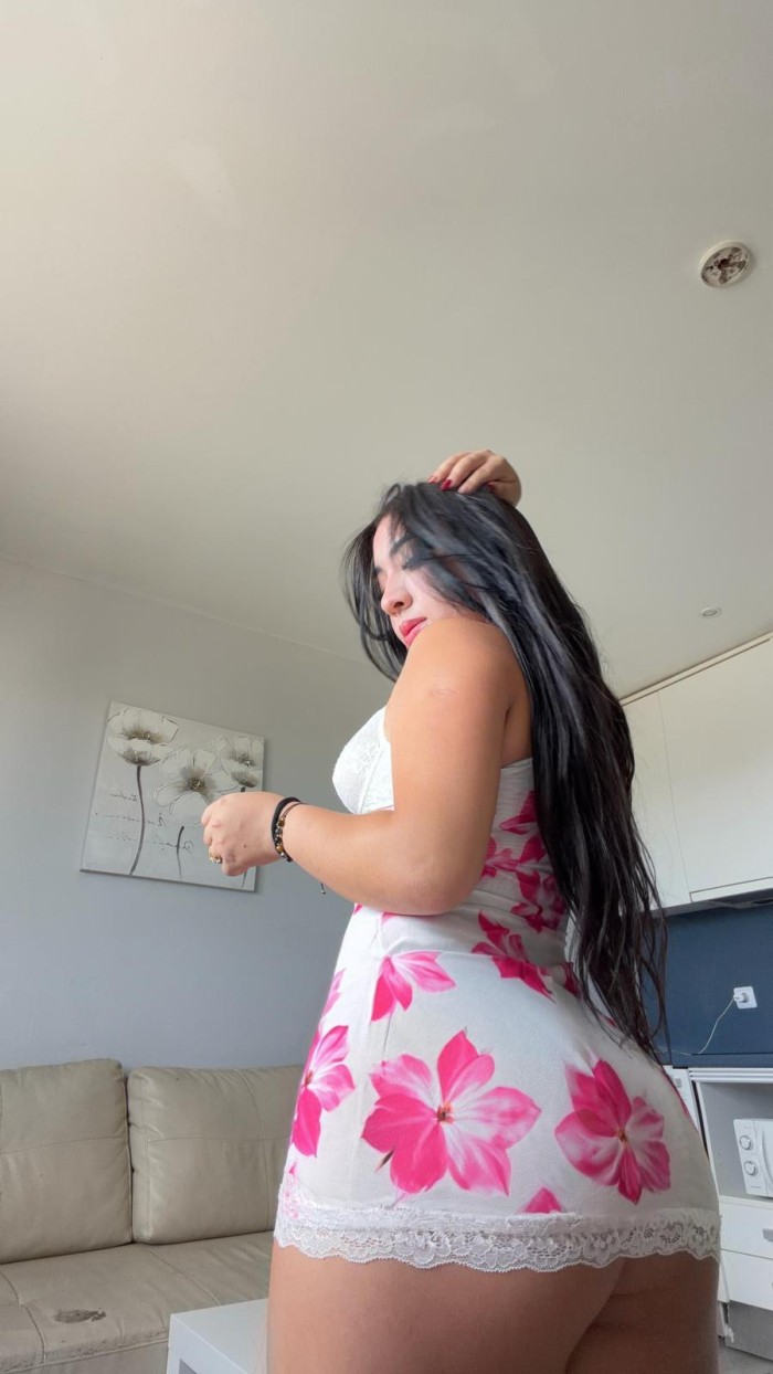 CAMILA JOVEN ESTUDIANTE COQUETA Y ATRACTIVA