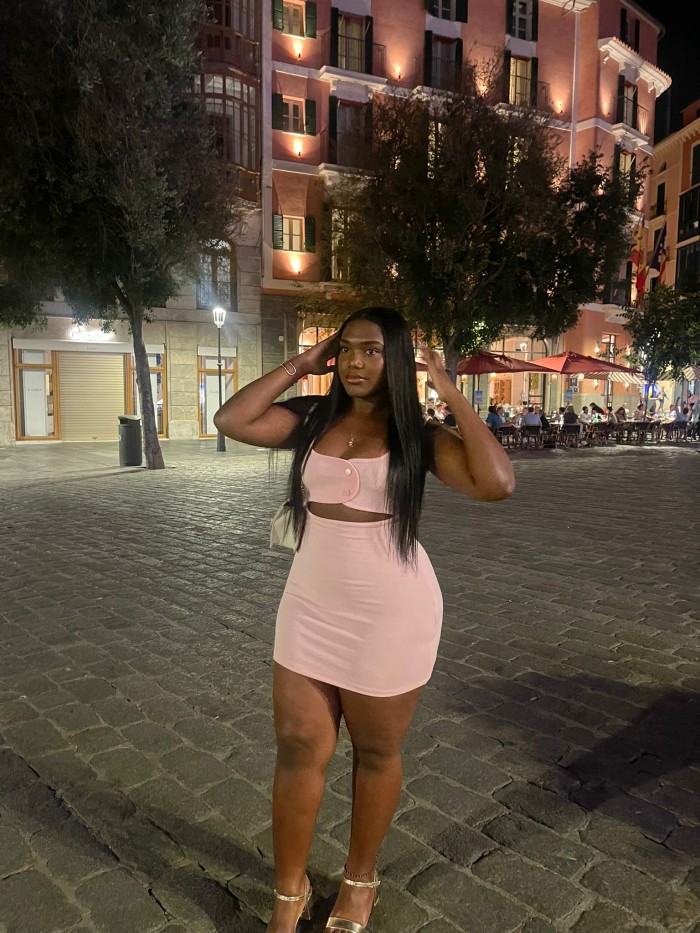 Chica latina de lujo.