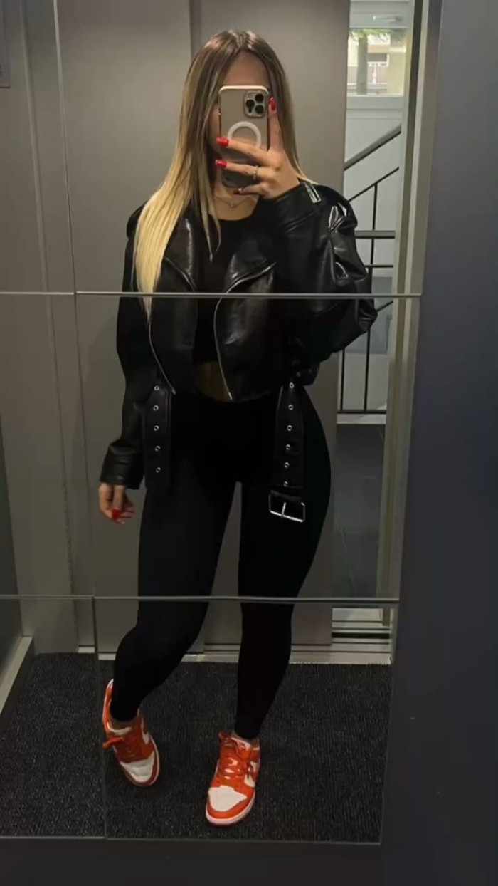 RUBIA JUEGUETONA Y MUY ARDIENTE