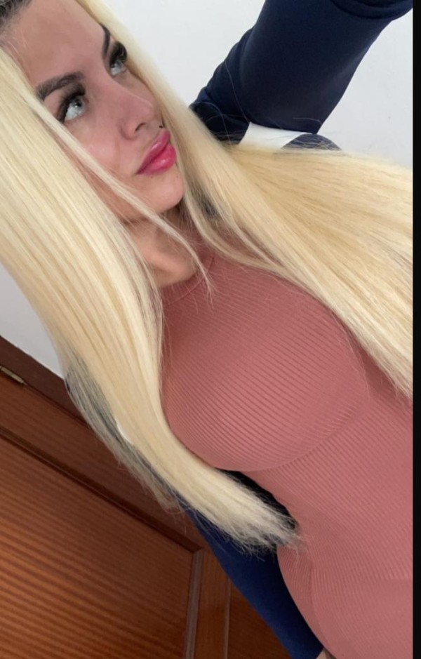 Joven y hermosa mujer trans de infarto pollona