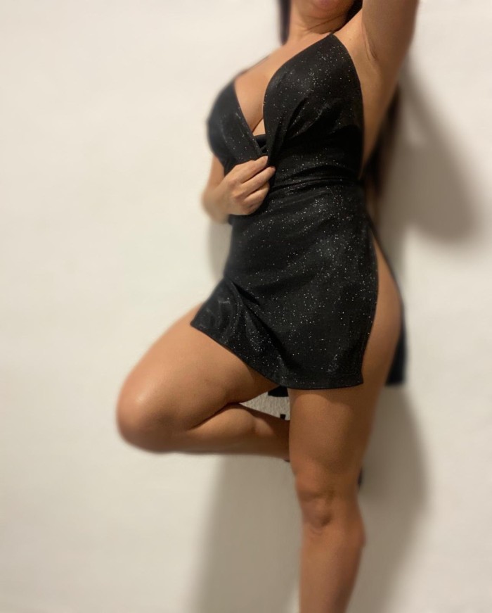 Latina de cuerpo esbelto y muy cariñosa