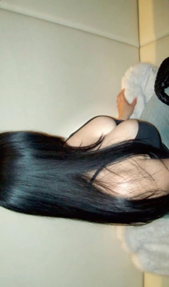 Latina de cuerpo esbelto y muy cariñosa