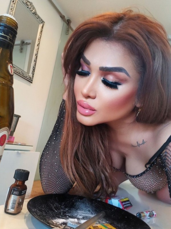 Luna linda Transexual jovencita Dispuesta
