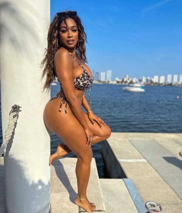 ANDREA UNA BOMBA DE SEXO TRAVIESA FIESTERA A TOPE